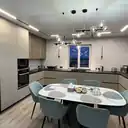 Кухня до потолка · трековый свет