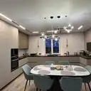 Кухня до потолка · трековый свет