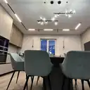 Кухня до потолка · трековый свет